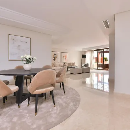 Spectacular Frontline Penthouse Apartment *